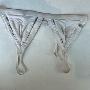 Rythm white triangle clasp top